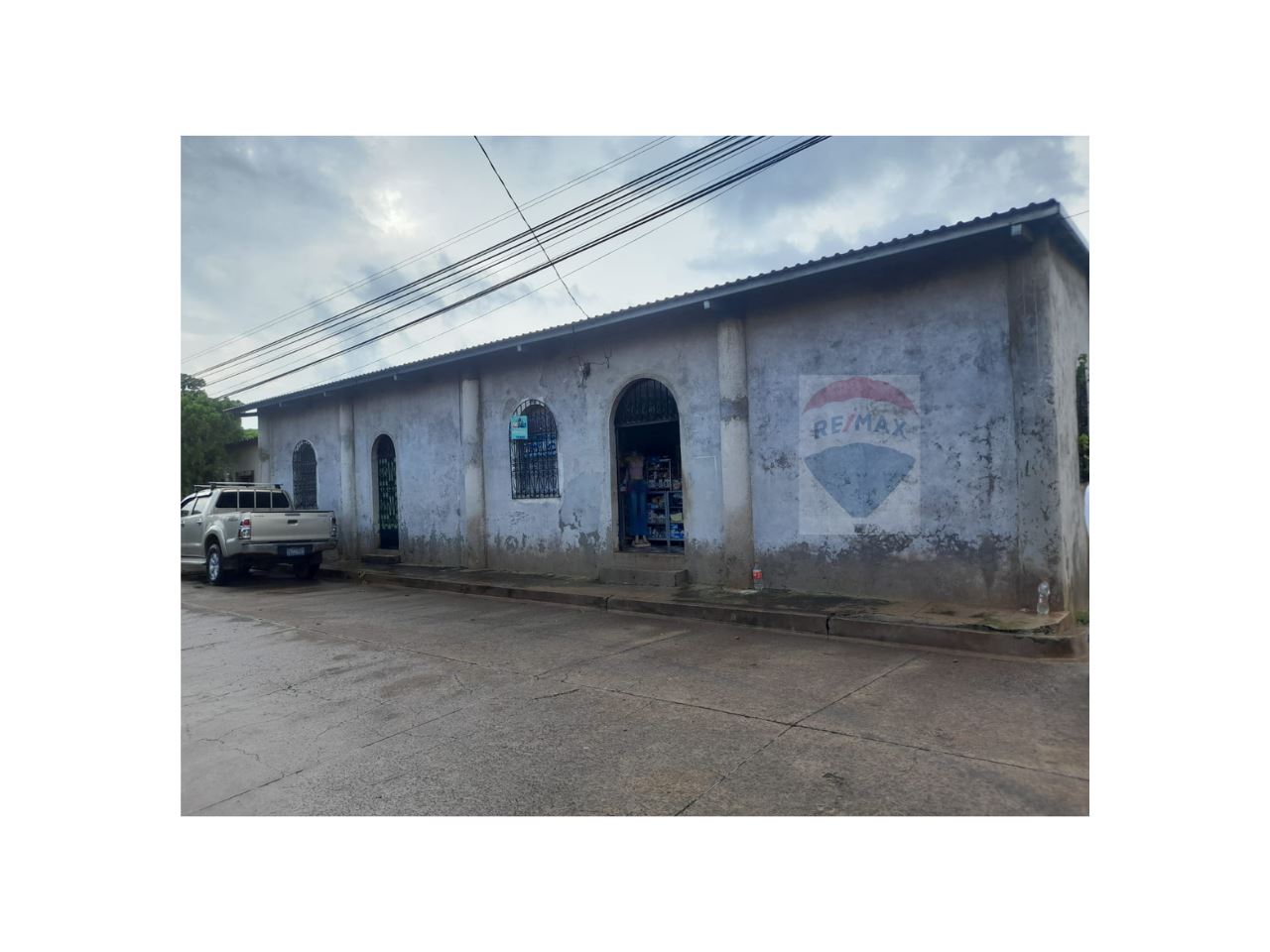 CASA GRANDE DE ESQUINA CON EXCELENTE UBICACION PARA NEGOCIO / HABITAR